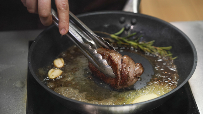 Секрет сочного стейка: три правила идеальной жарки мяса и самые частые ошибки