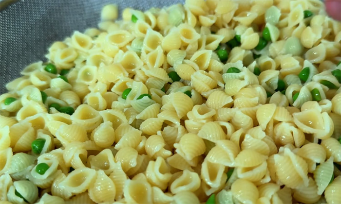 Сыпем макароны прямо в салат и добавляем консервы: за 20 минут праздничная закуска на столе