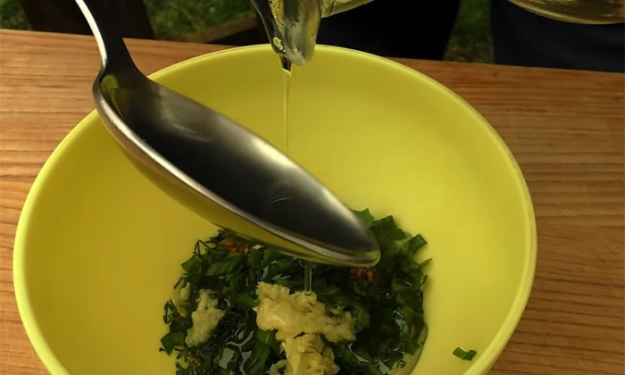 Маринуем мойву в соевом соусе. При жарке вкус становится невероятным