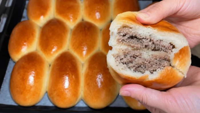 Фантастически мягкие пирожки: добавляю в мясную начинку луковое пюре и бульон — простой рецепт сочной вкуснятины