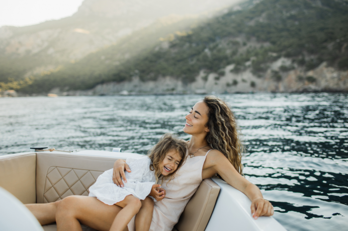 Из офиса — на яхту к миллиардерам. Зачем зумеры отказываются от карьеры и идут работать няньками у богачей?