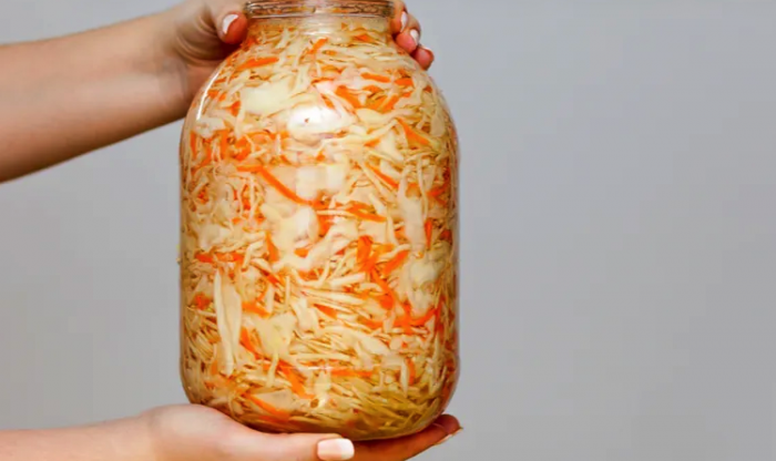 Быстрая капуста с бочковым хрустом: салат, который должен быть всегда в холодильнике