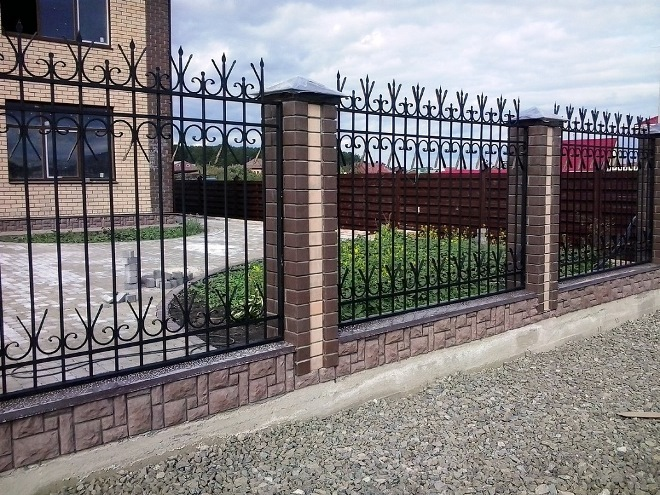 Кованые заборы: разновидности, преимущества и уход (102 фото)