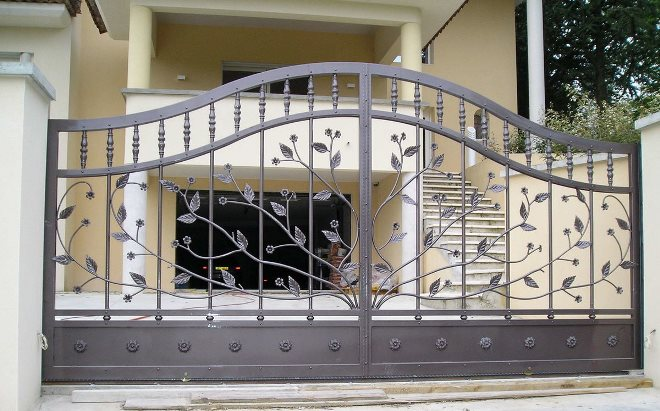 Кованые заборы: разновидности, преимущества и уход (102 фото)
