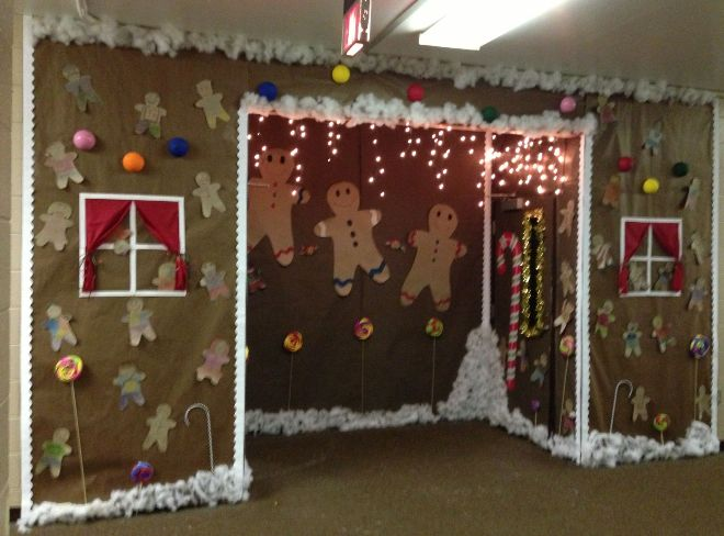 Самые популярные и необычные украшения дверей на Новый год (63 фото)