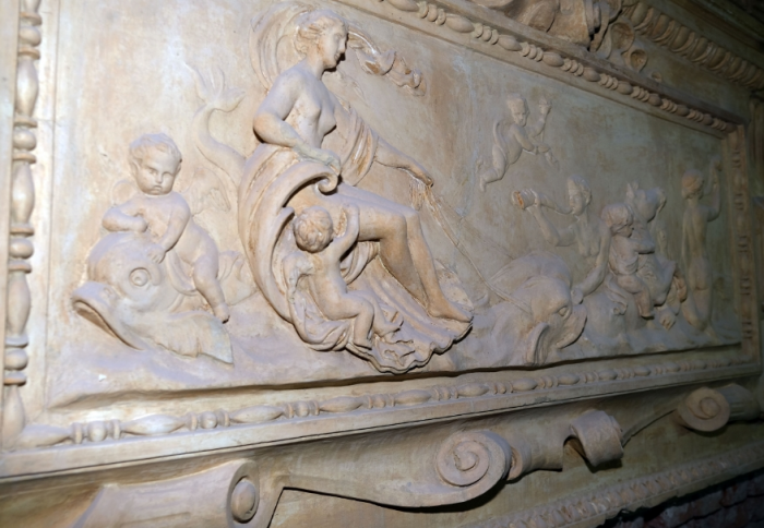 ВТБ: под потолком Дома Радио нашли барельеф — портрет архитекторов здания