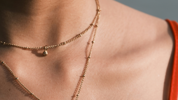 Директор по продукту Ракутина призвала носить украшения с тонким металлом в жару