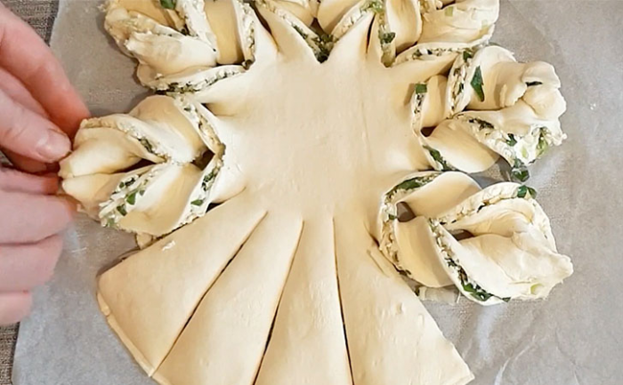 Сырный пирог за 10 минут подготовки. Сворачиваем из листа теста