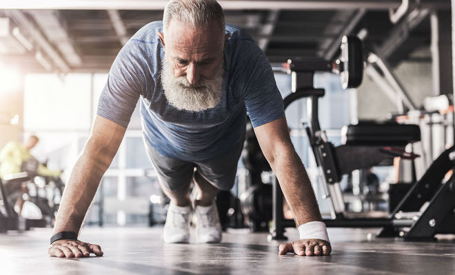 Как в 50 лет стать сильнее, чем был в 25: пожилой тренер показал свои упражнения