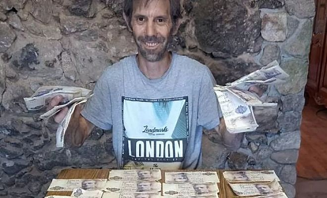 Мужчина делал ремонт в доме в Испании и нашел миллионы песет. Но все банки отказались их принимать