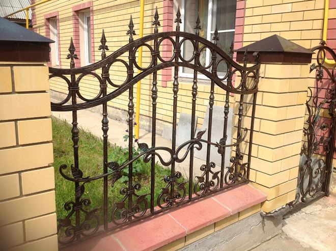 Кованые заборы: разновидности, преимущества и уход (102 фото)