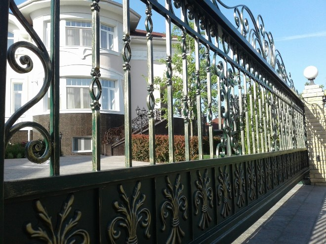 Кованые заборы: разновидности, преимущества и уход (102 фото)