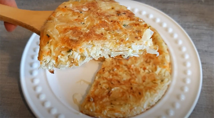 Капустный пирог на сковороде. Делается в два счета, можно готовить даже на завтрак