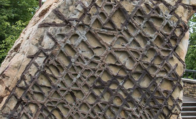 Валун в горах разломился пополам и обнажил металлический каркас внутри. Анализ показал, что структура гораздо старше человечества