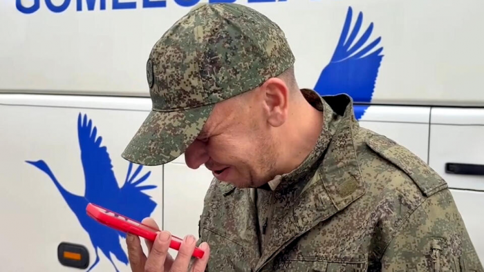 "Хочу сделать маме подарок": освобожденные из плена бойцы позвонили родным