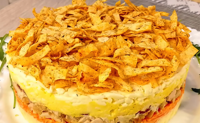 Самый простой и лучший салат на Новый год: с курицей и с особой прослойкой