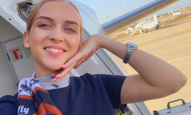 В кресле самолета есть скрытая кнопка. Она решает вечную проблему мешающего подлокотника