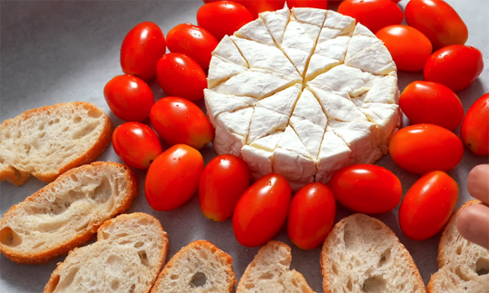 Закуска вкуснее икры на Новый год и Рождество. Запекаем сыр: звучит просто, но гостей поразит