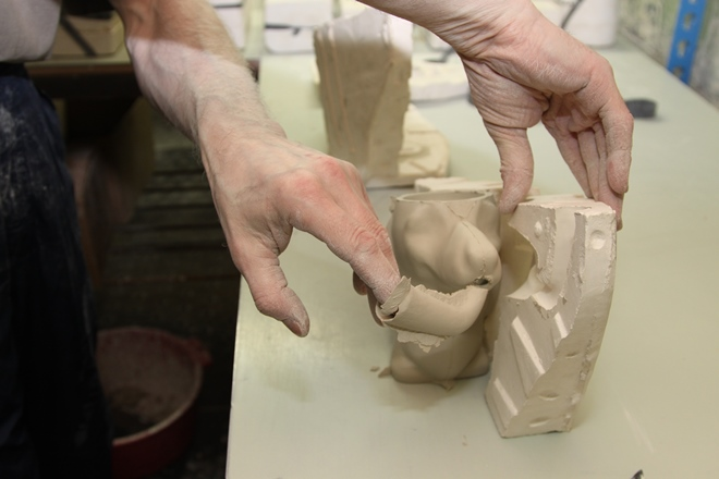 Декор из гипса: особенности, виды, способы изготовления (35 фото)