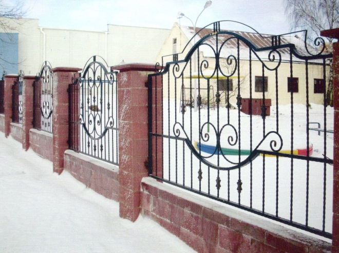 Кованые заборы: разновидности, преимущества и уход (102 фото)