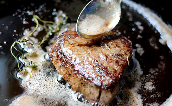 Готовим вырезку, чтобы она не пересохла и оставалась сочной и таяла во рту. Используем масло и маринады