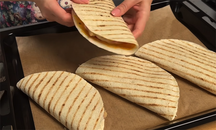 Мексиканский перекус за 3 минуты: лепешки кесадилья с начинкой. Подходят для любого времени дня