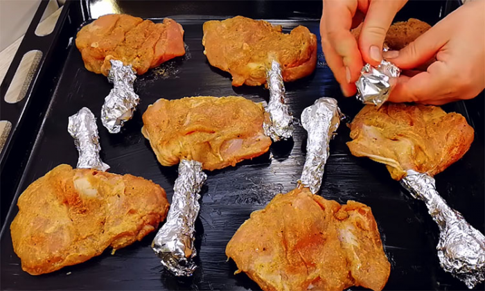 Как превратить недорогие окорочка в праздничное блюдо: запекаем под сырно-овощной шубой