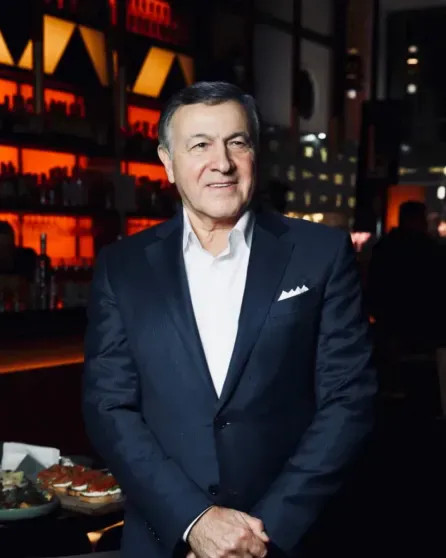 Стало известно, что 70-летний миллиардер Араз Агаларов познакомился со своей новой молодой женой, когда той было 18 лет