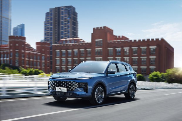 Шхуна на колесах. «Лента.ру» выяснила, к чему можно придраться в кроссовере Soueast S07, кроме сложного названия