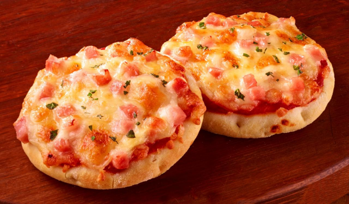 Пицца как в школьной столовой: быстрый рецепт той самой мини-пиццы, которую так любят дети