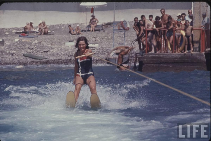 Фотограф показал кадры, незаметно сделанные на черноморском пляже в 1967 году. Как отдыхали в СССР