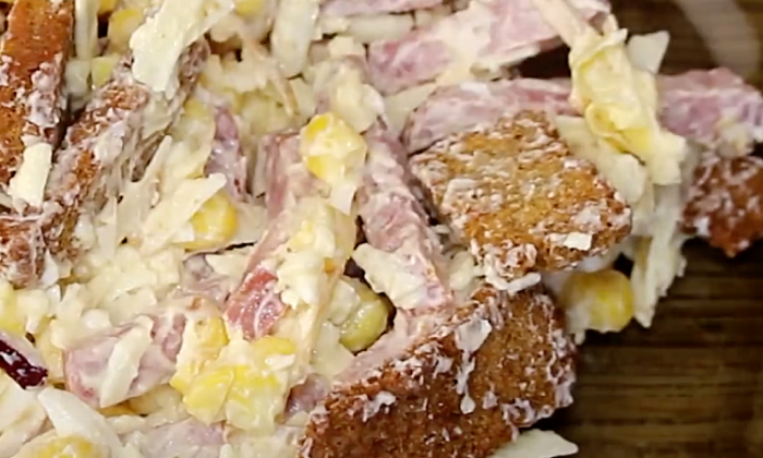 Взяли ингредиенты как на бутерброд и сделали полноценый салат. Выручает когда гости на пришли внезапно