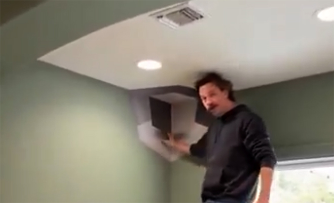 Дизайнер наклеил бумагу в угол и полностью преобразил кухню: на видео выглядит как движущийся объект