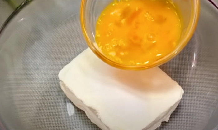 Кидаем творог в кипящую воду и получаем замену сырникам. Основа похожа, но блюдо новое