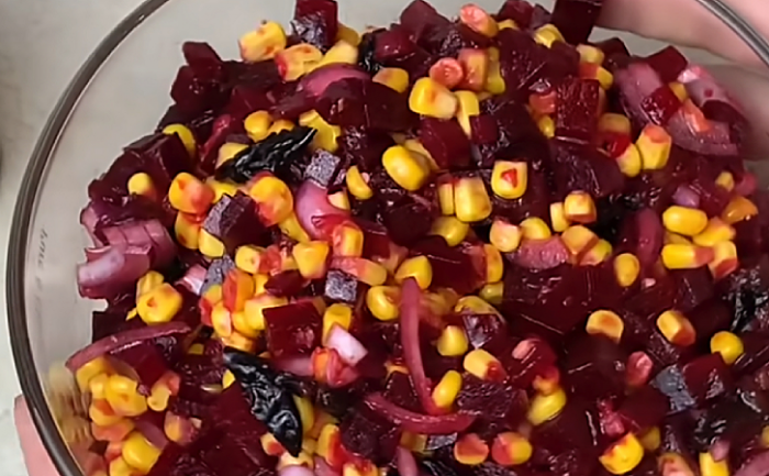 Минутный салат из свеклы с кукурузой. Весной идет на ура