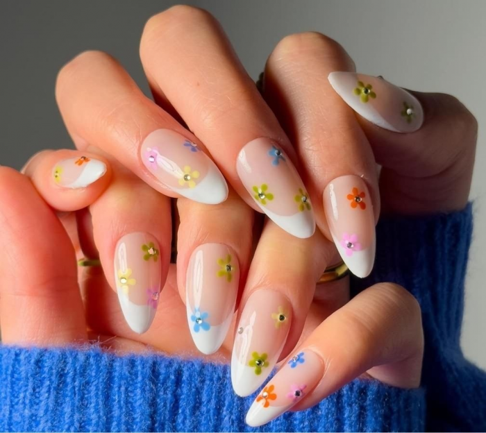 Маникюр на 8 Марта: идеи с фото