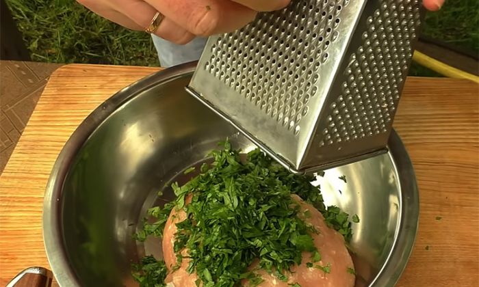 Огненные шляпки на мангале: фаршируем грибы курицей