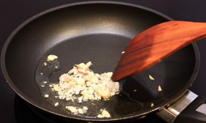 4 ошибки при готовке чеснока, из-за которых он горчит и теряет аромат