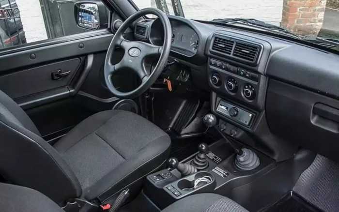 В автосалоне Великобритании появилась Lada Niva с пробегом и ценником суперкара