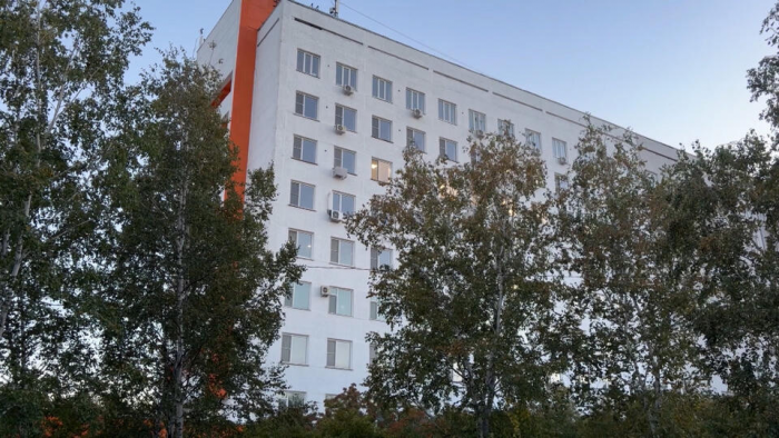 Перенесший операцию на мозг пациент сбежал из больницы в Благовещенске и пропал