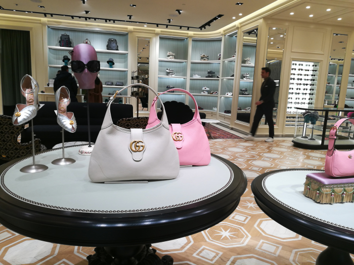 «Такого никогда не было». У людей закончились деньги на роскошь. На какие уловки идут отчаявшиеся бренды?