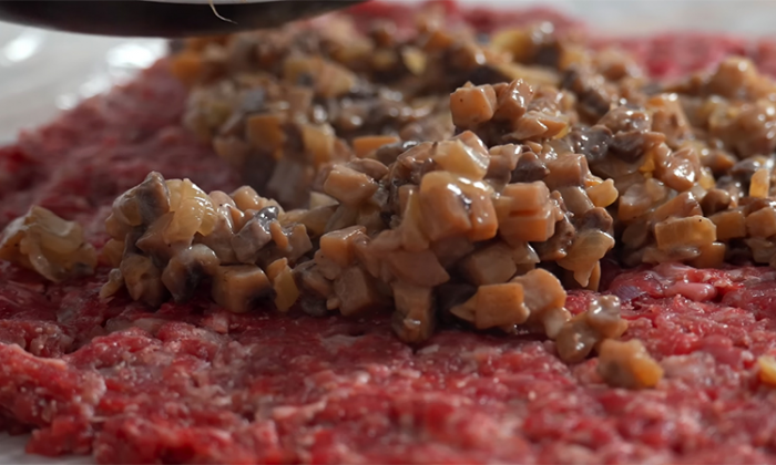 Гениальное мясо на Новый год: рецепт без затрат и почти без хлопот