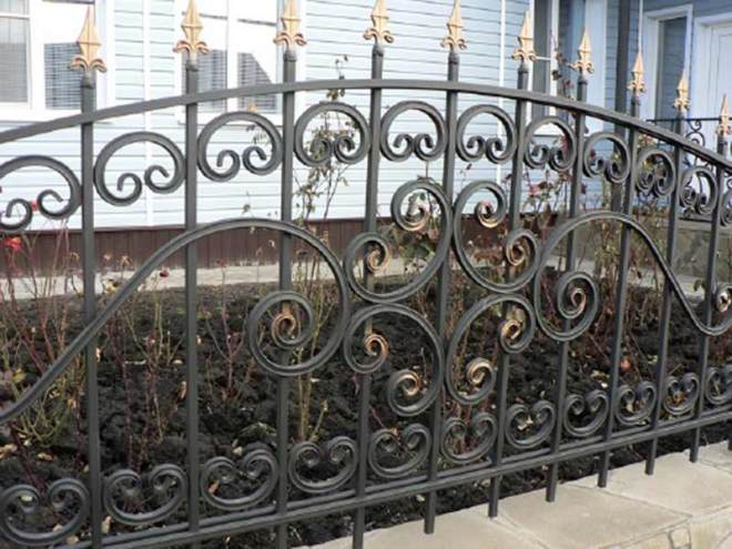 Кованые заборы: разновидности, преимущества и уход (102 фото)