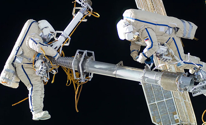 Космонавты нашли на внешней стороне МКС ровные отверстия. Они уверены, что их сделали из космоса