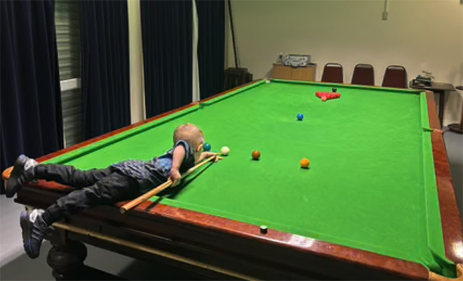 Двухлетний гений стал чемпионом мира по бильярду. Играет лучше чем ходит