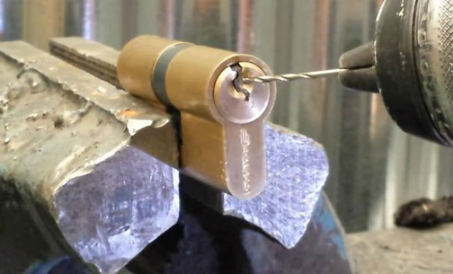 Мастер показал, как вытащить из замка сломанный ключ. В половине случаев достаточно ножниц