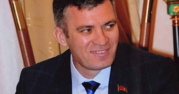 Поместье с вертолётной площадкой, теннисными кортами, церковью... Опять чинуша оказался миллиардером