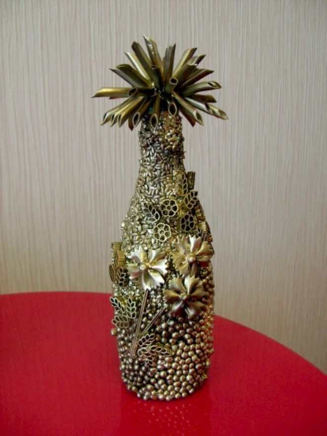 Декорирование бутылок различными материалами (58 фото)