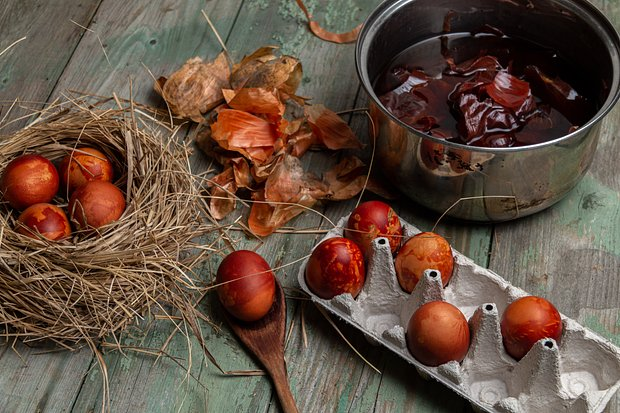 Как покрасить яйца на Пасху луковой шелухой: все способы
