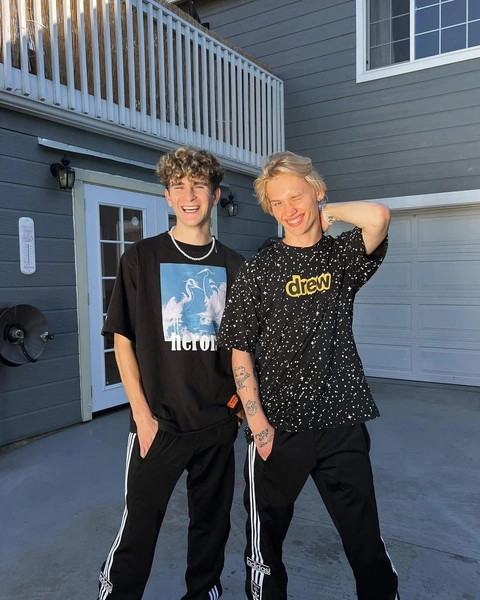 «Пока всё получается»: 24-летний Даня Милохин работает курьером в Дубае и выступает “гладиатором” на частных вечеринках